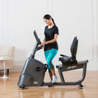Acceso con diseño de paso abierto en la bicicleta con respaldo RS3 Life Fitness